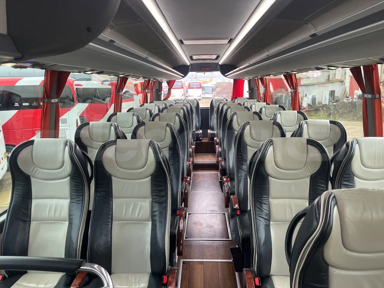 Volvo Beulas Glory B3RJ3C60C - Euro 6 - 345 kW - 14.600 mt - reverse view middle aisle