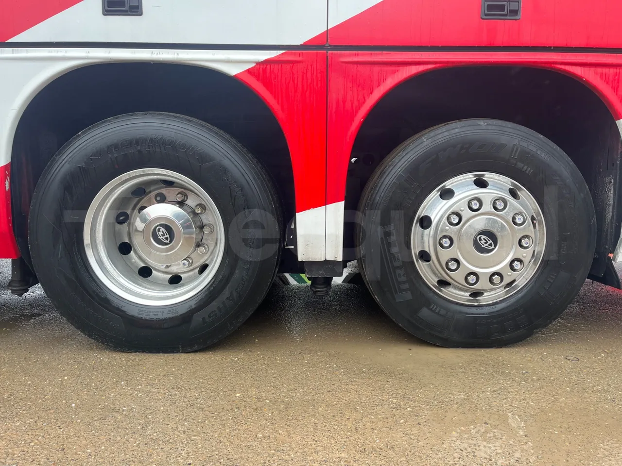 Volvo Beulas Glory B3RJ3C60C - Euro 6 - 345 kW - 14.600 mt - tread condition front tires left