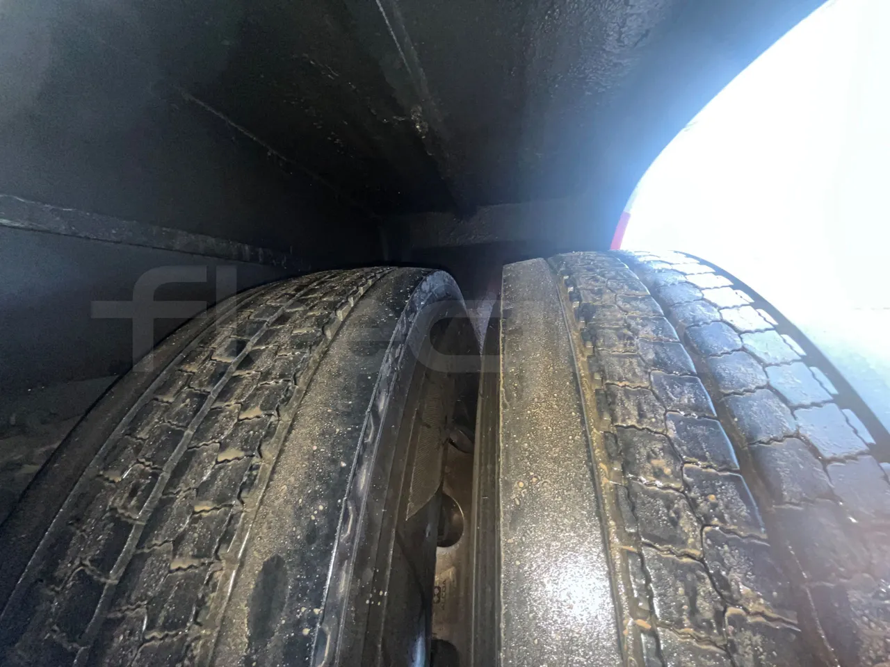 Volvo Beulas Glory B3RJ3C60C - Euro 6 - 345 kW - 14.600 mt - tread condition second axle tires left