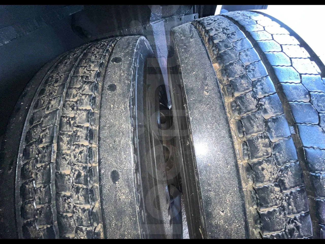 Volvo Beulas Glory B3RJ3C60C - Euro 6 - 345 kW - 14.600 mt - tread condition third axle tires right