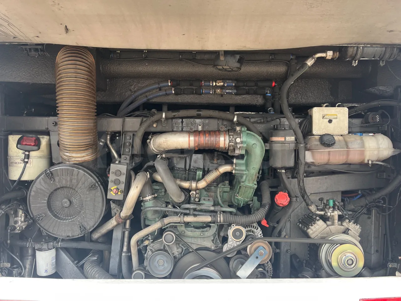 Volvo Beulas Glory B3RJ3C60C - Euro 6 - 345 kW - 14.600 mt - rear hatch open