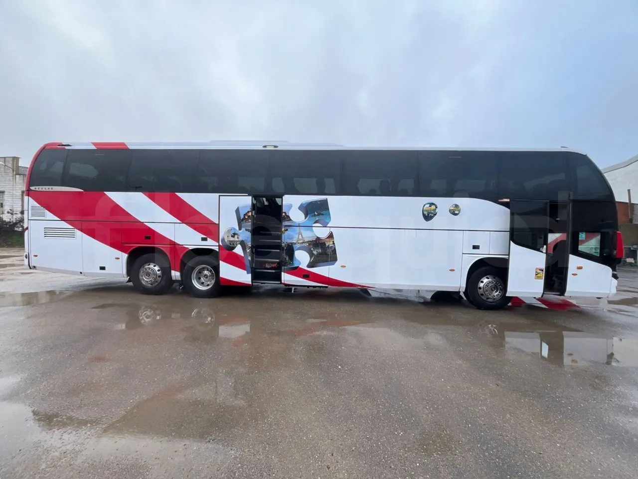 Volvo Beulas Glory B3RJ3C60C - Euro 6 - 345 kW - 14.600 mt - right side doors open