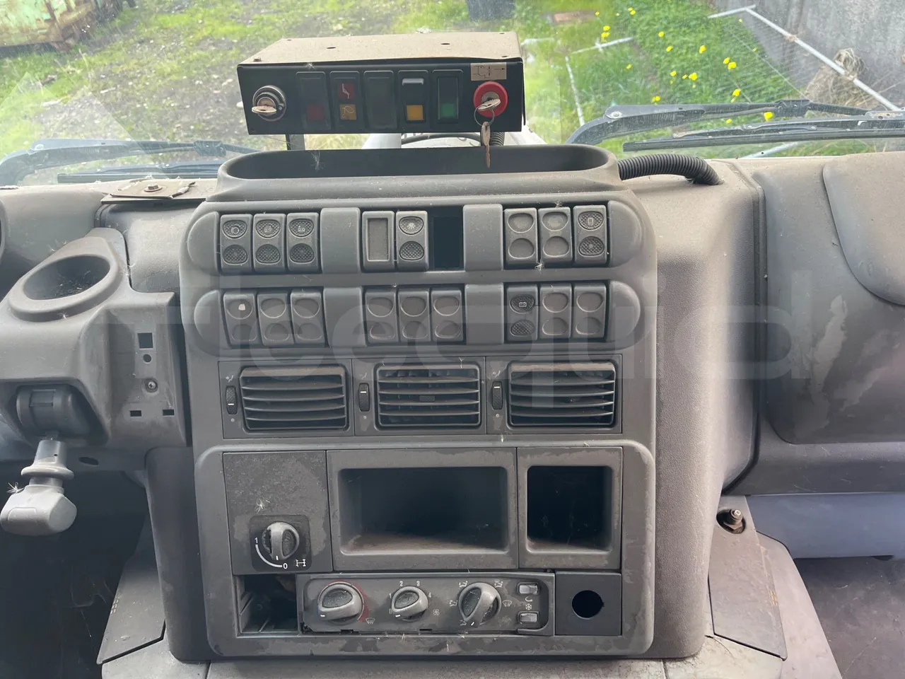 Iveco Magirus A260S/80 COMES - Euro3 - 218kW - 9.310mt - radio accessories photo