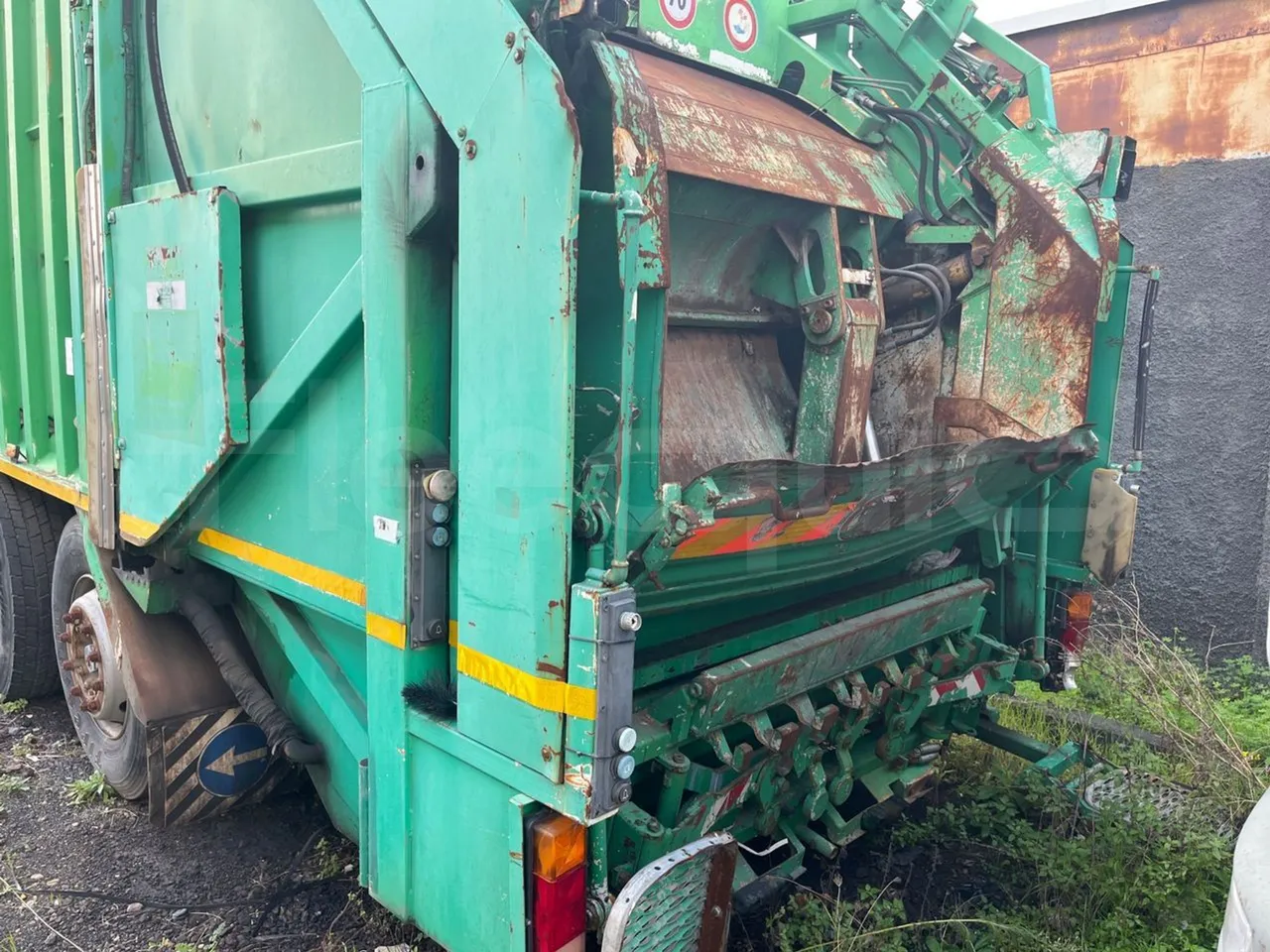 Iveco Magirus A260S/80 COMES - Euro3 - 218kW - 9.310mt - luggage rack photo