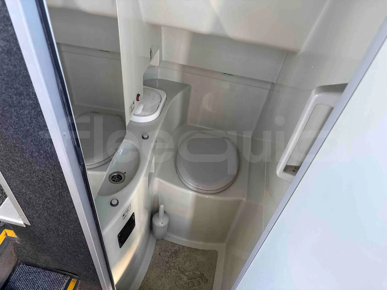 Mercedes-Benz Tourismo RHD - Euro5 - 300kW -  12.140mt - toilette accessories photo