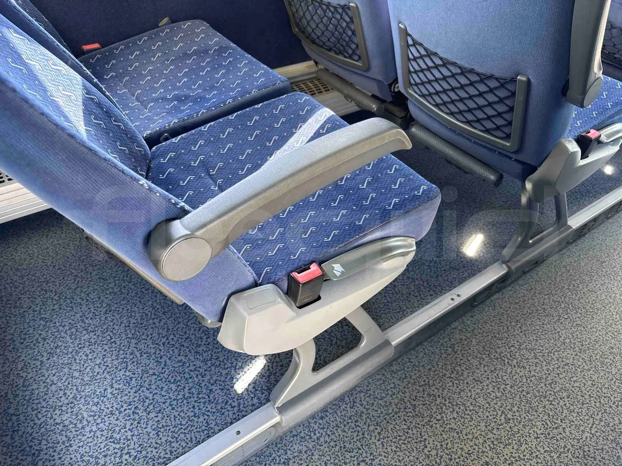 Mercedes-Benz Tourismo RHD - Euro5 - 300kW -  12.140mt - armrest detail photo