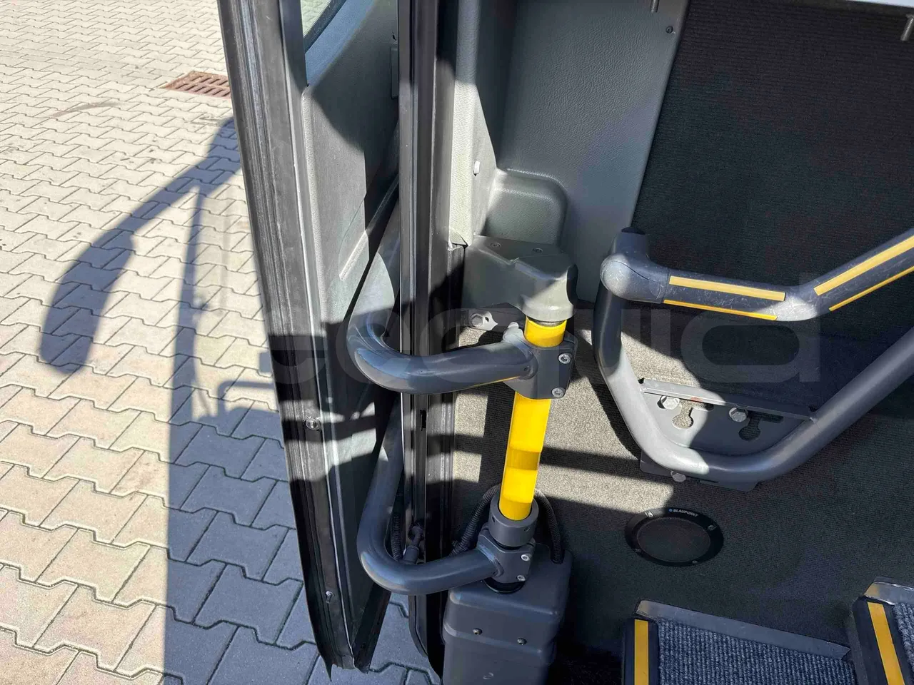 Mercedes-Benz Tourismo RHD - Euro5 - 300kW -  12.140mt - door mechanism photo