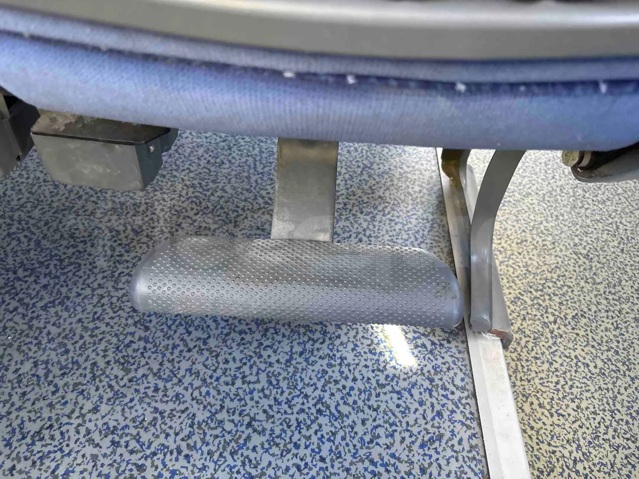 Mercedes-Benz Tourismo RHD - Euro5 - 300kW -  12.140mt - footrest detail photo