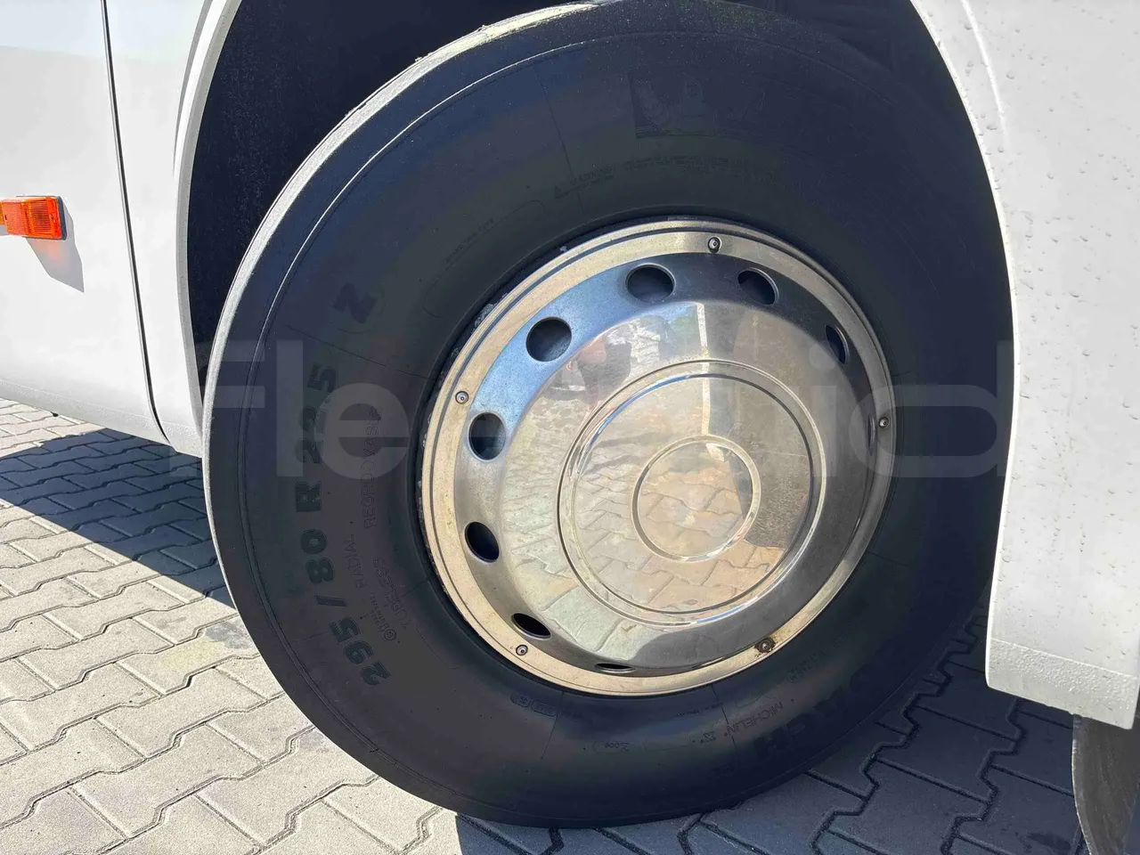 Mercedes-Benz Tourismo RHD - Euro5 - 300kW -  12.140mt - front left tire measurements