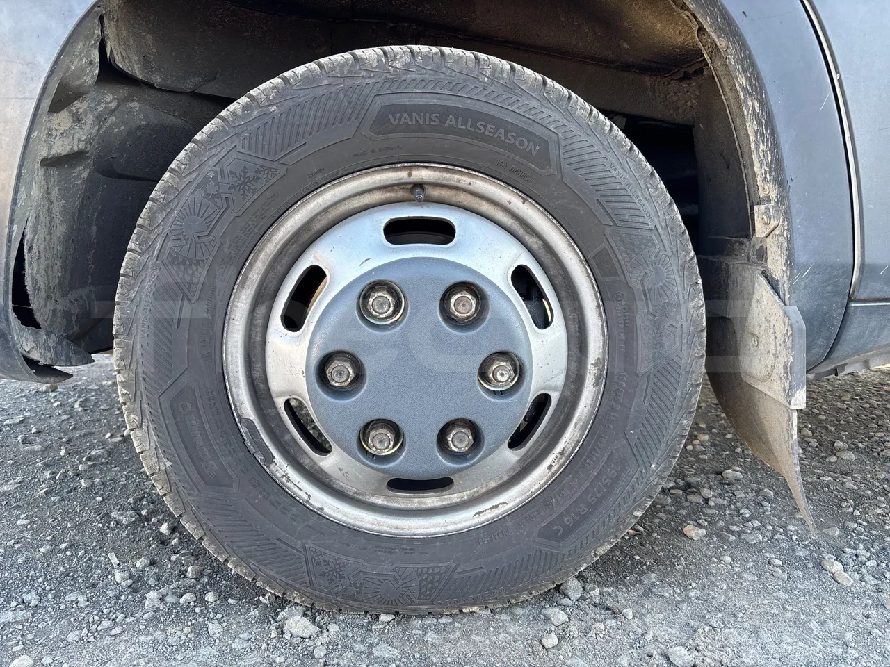 Iveco A50C17 CA1S- EURO 6 - 125 Kw - 7.8m - front left tire measurements