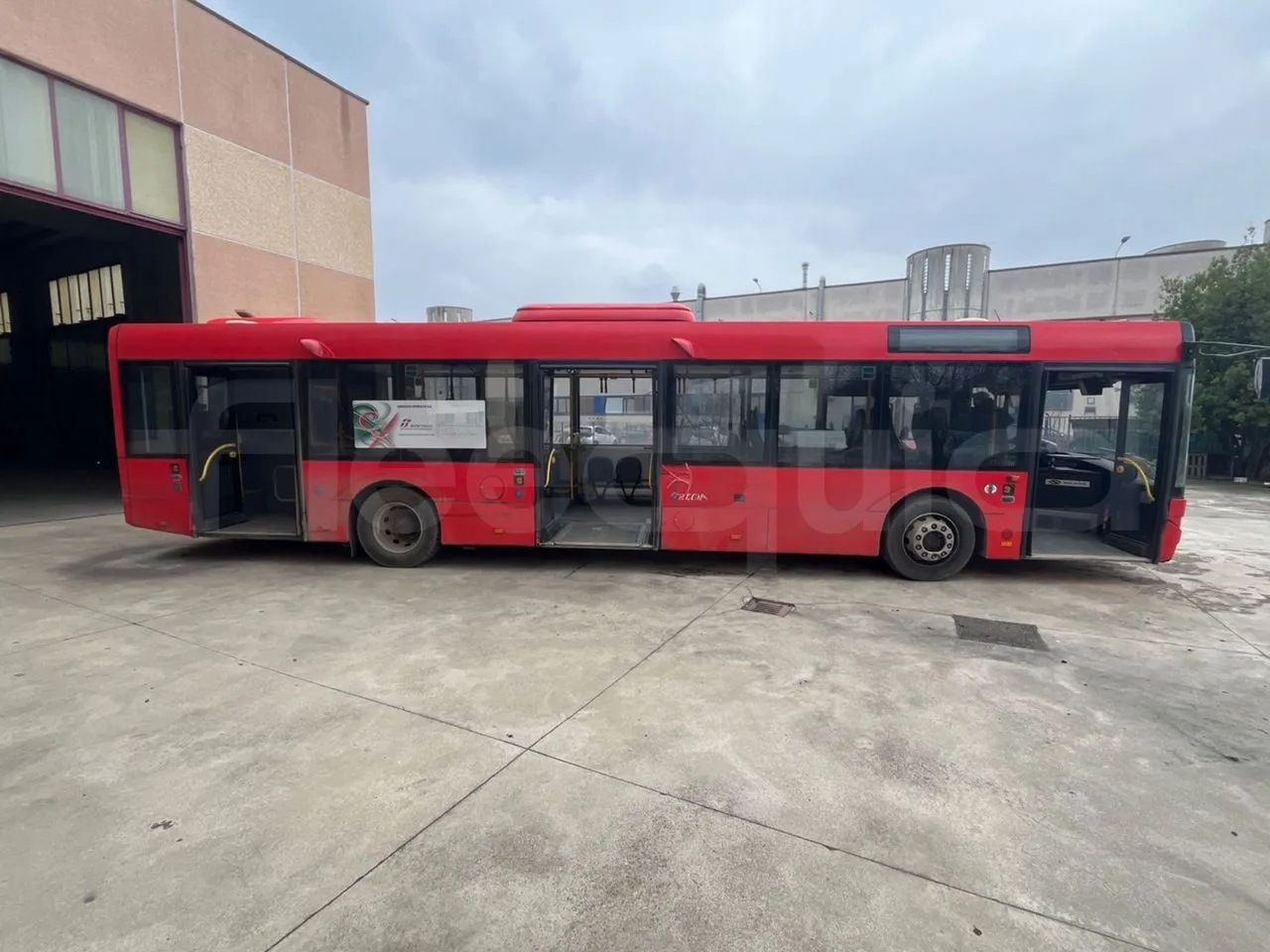 Solaris Urbino 12 - Euro6 - 240kW - 12mt - right side doors open
