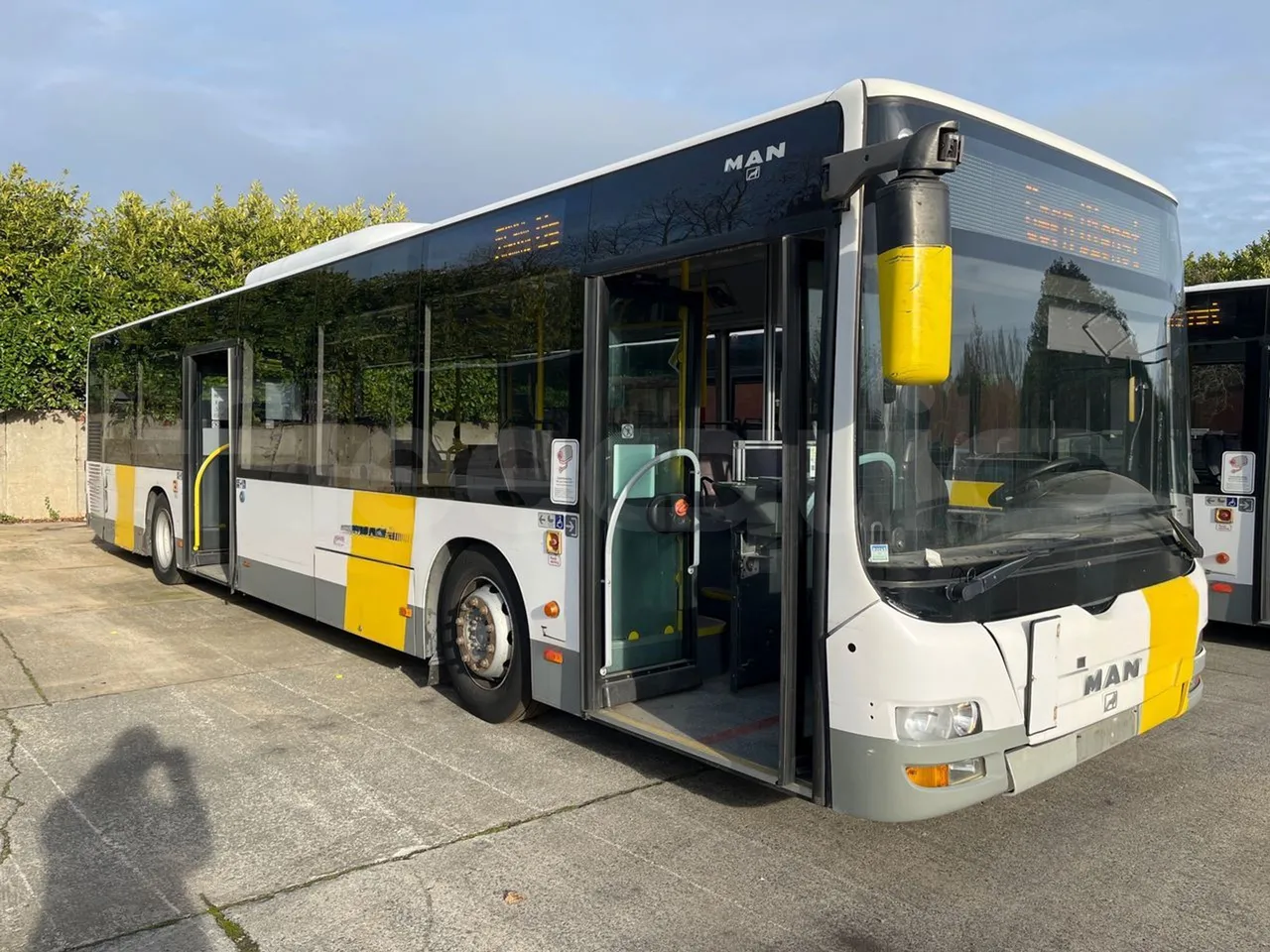 Man Lion's City A21 - EUR5 - 206kW - 11.980m - 3/4 right front doors open