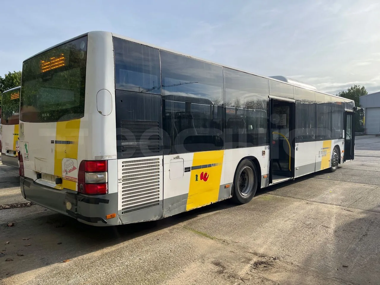 Man Lion's City A21 - EUR5 - 206kW - 11.980m - 3/4 right rear doors open