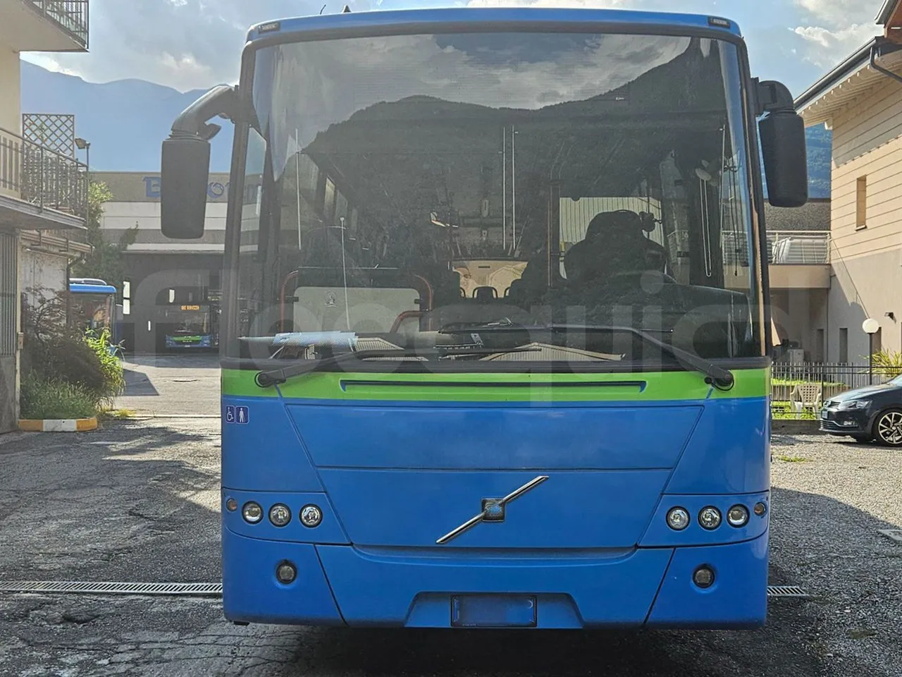 Volvo 8700B12B 12.340/ Euro 4 - 250 Kw - 12,200 Mt - front photo