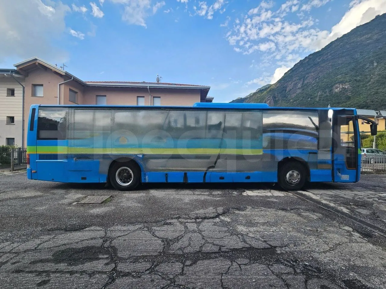 Volvo 8700B12B 12.340/ Euro 4 - 250 Kw - 12,200 Mt - right side doors closed