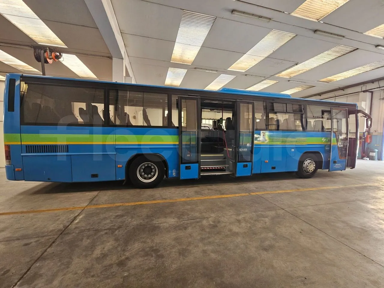 Volvo 8700B12B 12.340/ Euro 4 - 250 Kw - 12,200 Mt - right side doors open