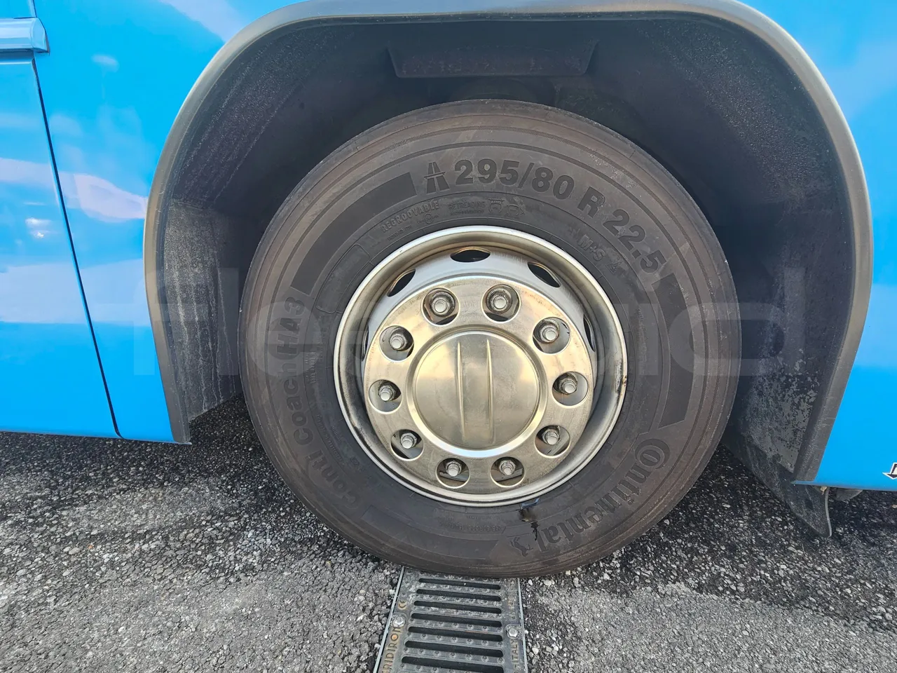 Volvo 8700B12B 12.340/ Euro 4 - 250 Kw - 12,200 Mt - front left tire measurements