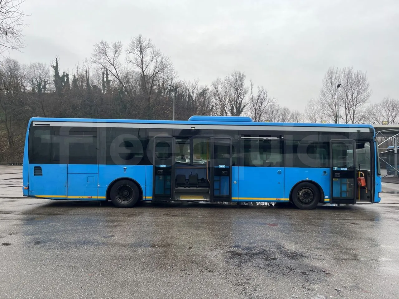 Iveco Crossway SFR162 - Euro 5 - 243 kW - 11.995 mt - right side doors open
