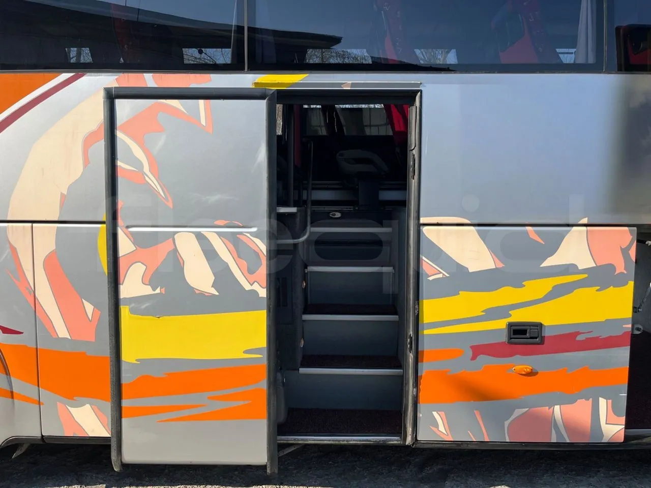 Volvo Barbi Genesis B12B - EUR3 - 309kW - 12.000m - front door 3 open