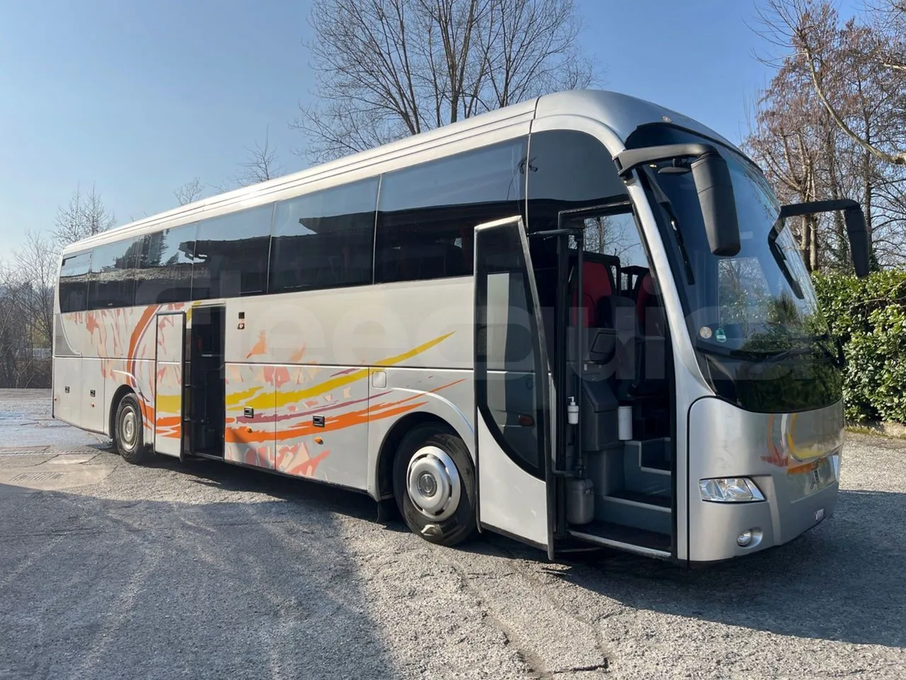 Volvo Barbi Genesis B12B - EUR3 - 309kW - 12.000m - 3/4 right front doors open