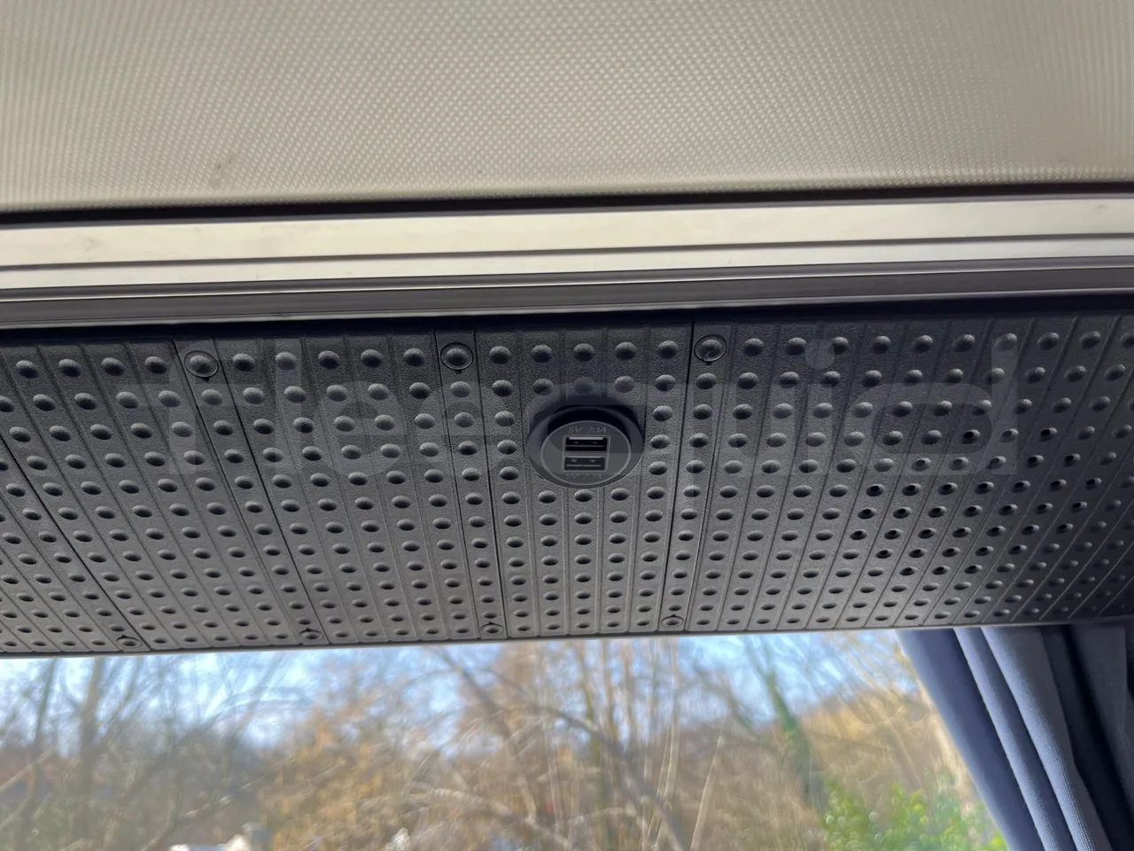 Volvo Barbi Genesis B12B - EUR3 - 309kW - 12.000m - usb charging detail