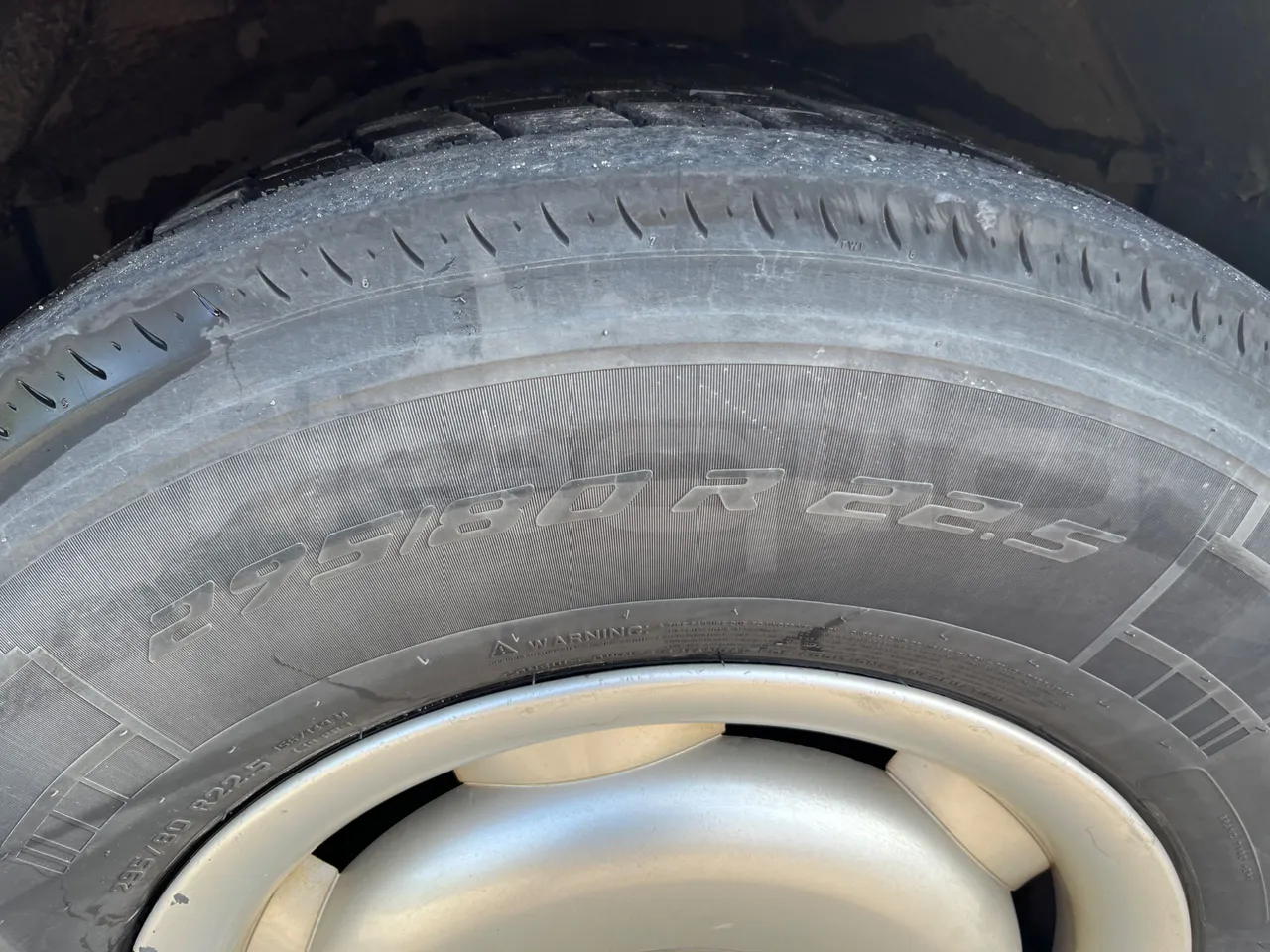 Volvo Barbi Genesis B12B - EUR3 - 309kW - 12.000m - tread condition front tires right