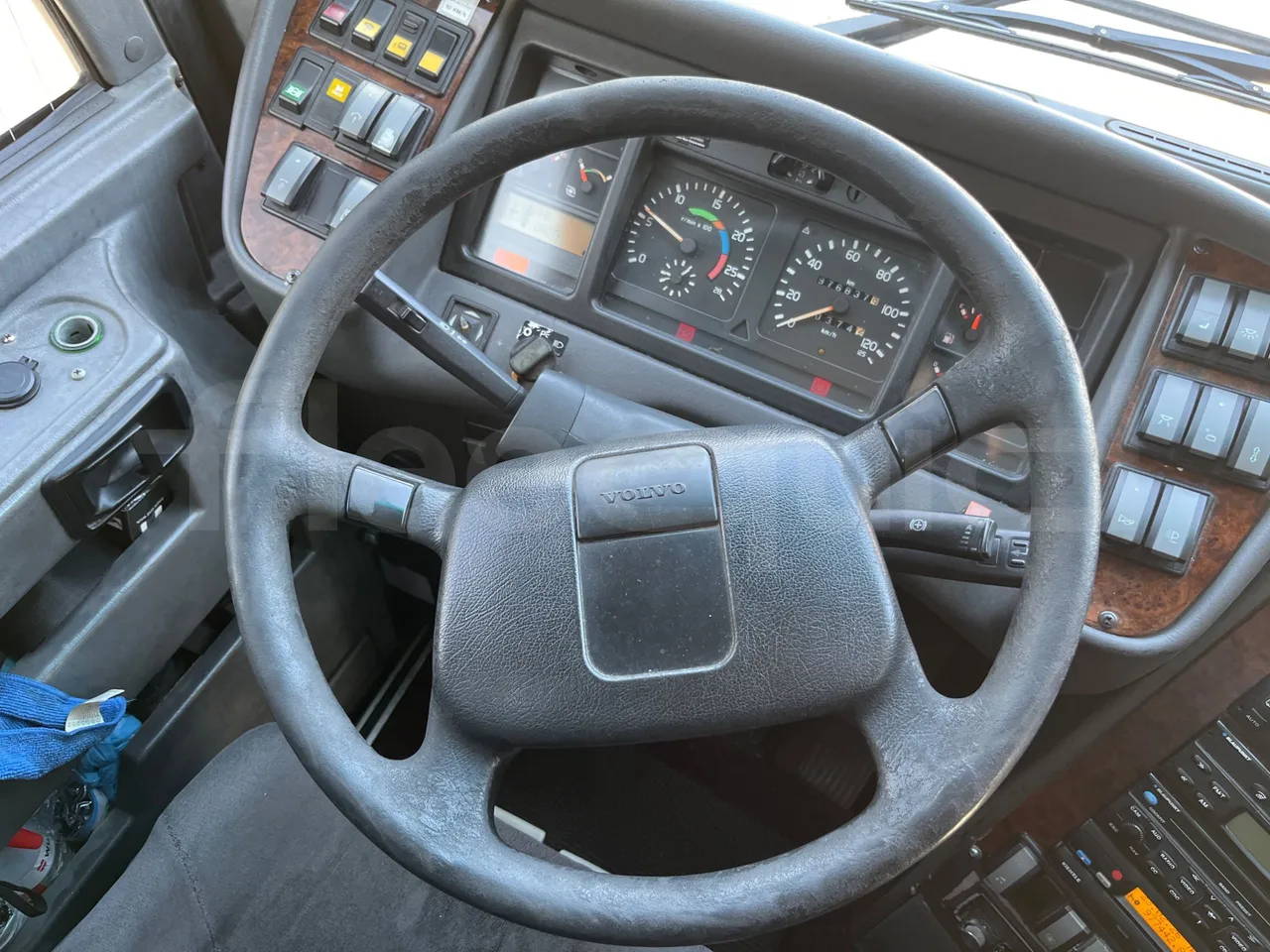 Volvo Barbi Genesis B12B - EUR3 - 309kW - 12.000m - steering wheel photo