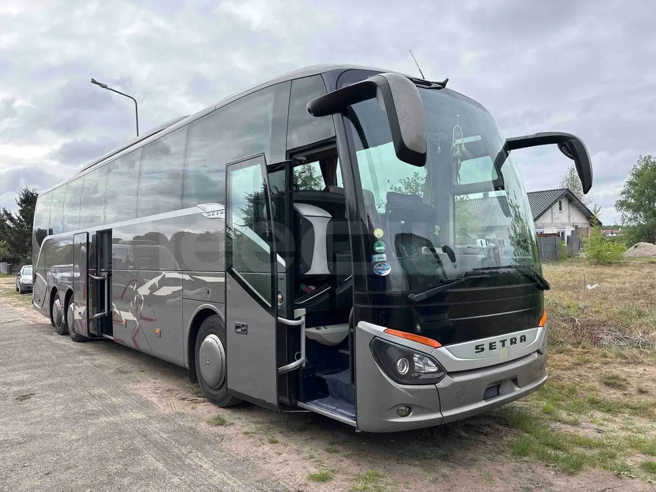 Setra S516 HD - EUR6 - 350kW - 13.115m - 3/4 right front doors open