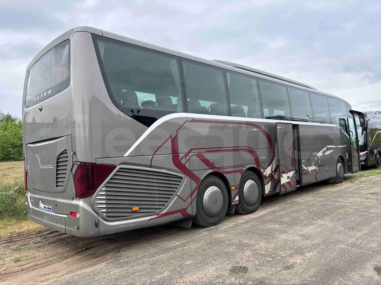 Setra S516 HD - EUR6 - 350kW - 13.115m - 3/4 right rear doors open