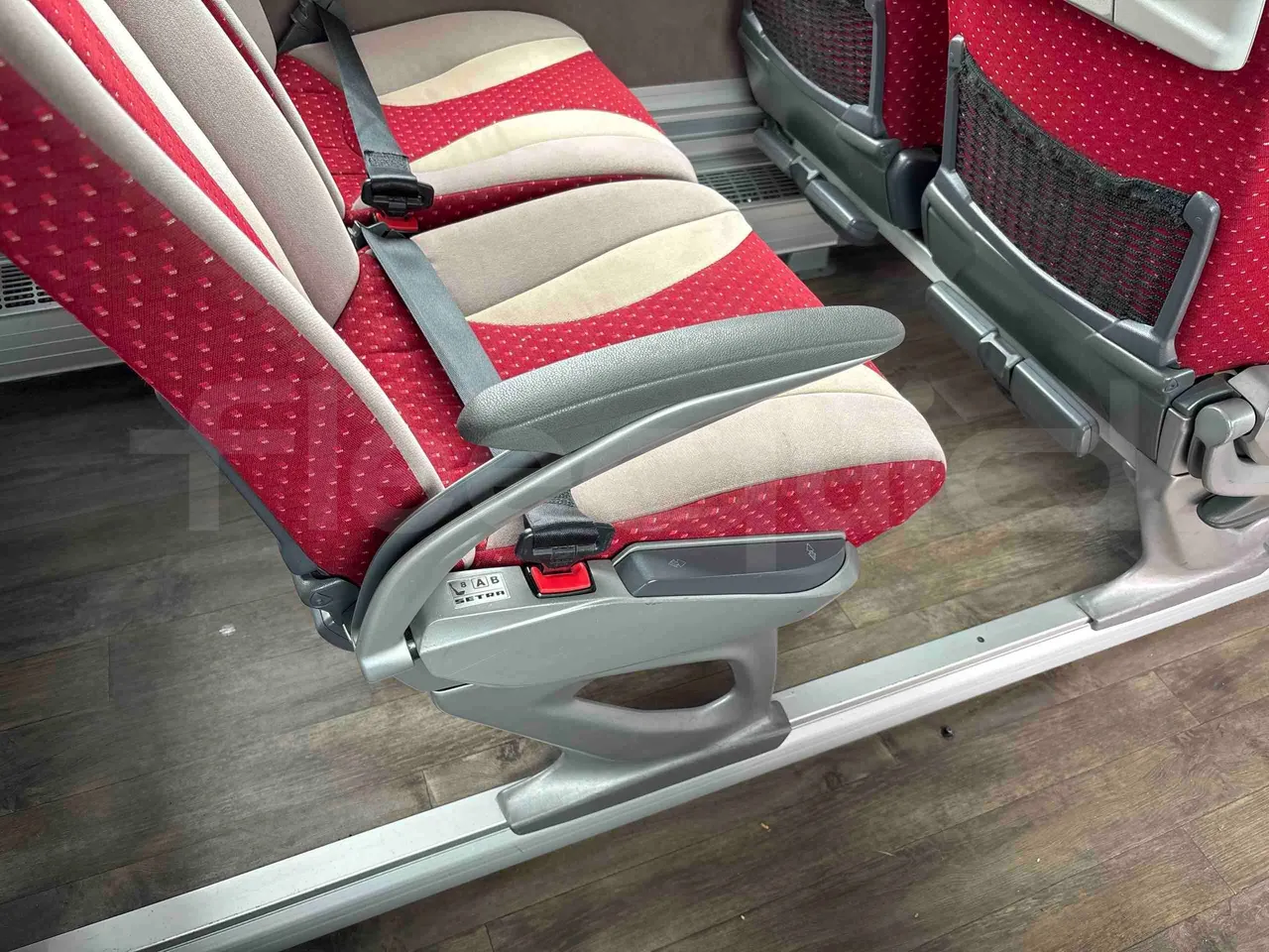 Setra S516 HD - EUR6 - 350kW - 13.115m - armrest detail photo