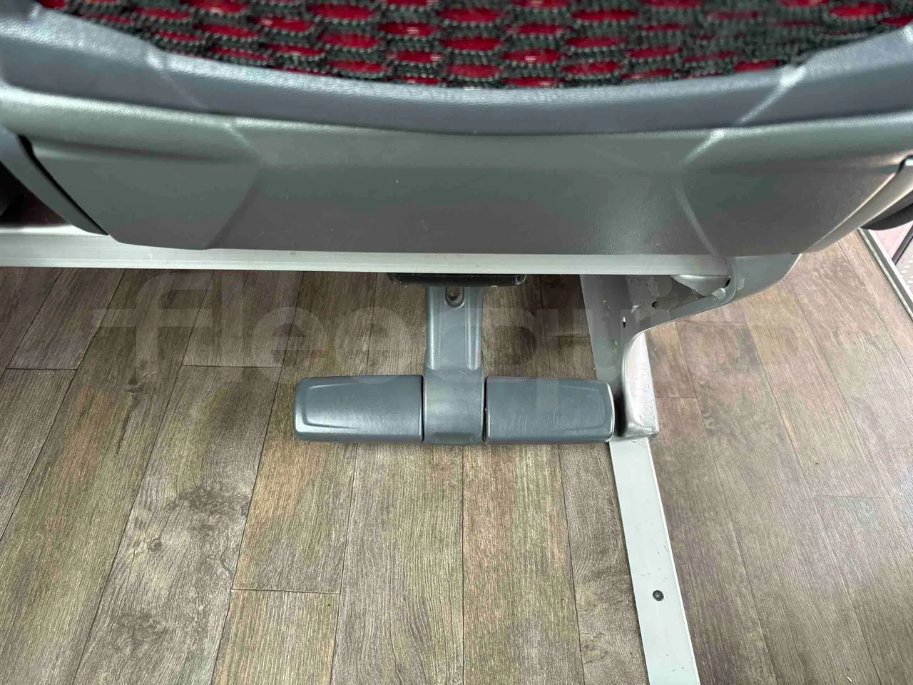 Setra S516 HD - EUR6 - 350kW - 13.115m - footrest detail photo