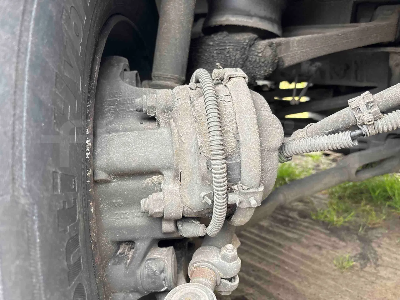 Setra S516 HD - EUR6 - 350kW - 13.115m - front brake calipers right