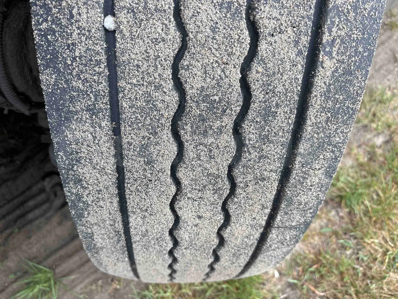 Setra S516 HD - EUR6 - 350kW - 13.115m - tread condition front tires left