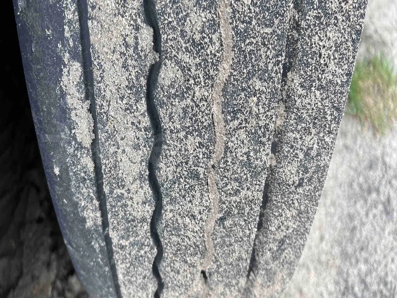Setra S516 HD - EUR6 - 350kW - 13.115m - tread condition front tires right
