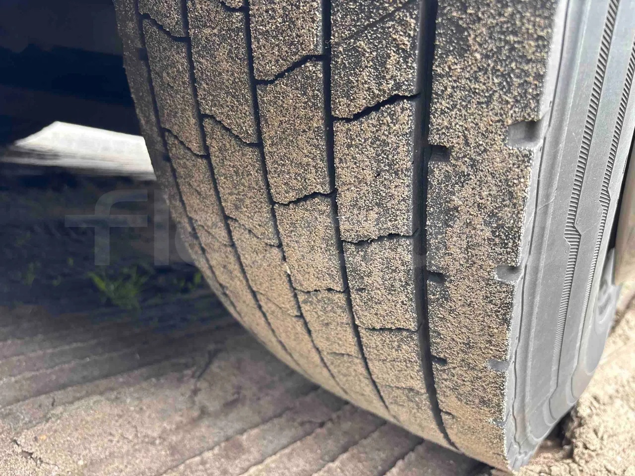 Setra S516 HD - EUR6 - 350kW - 13.115m - tread condition third axle tires left