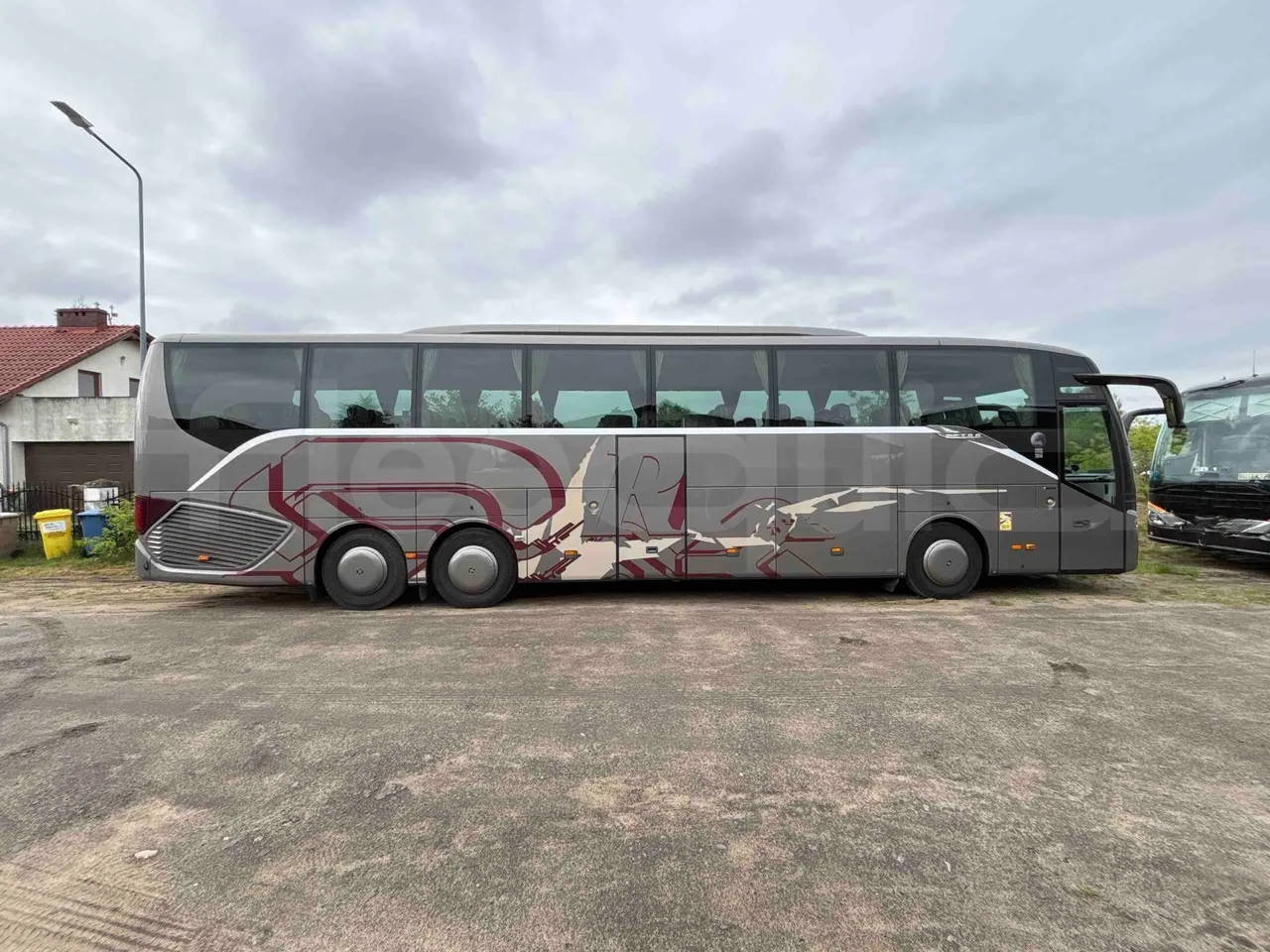 Setra S516 HD - EUR6 - 350kW - 13.115m - right side doors closed