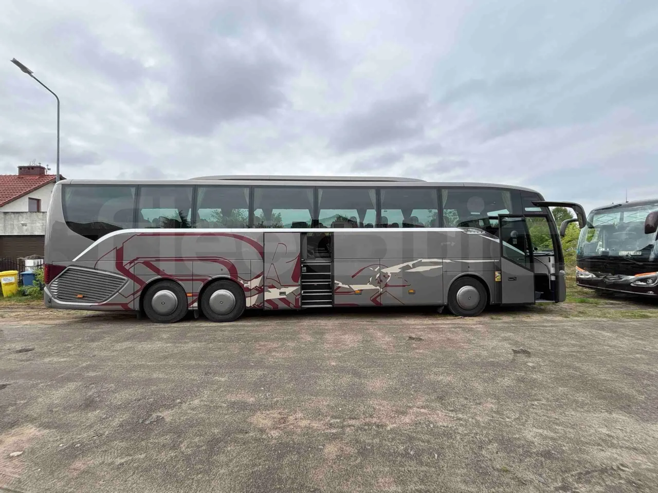 Setra S516 HD - EUR6 - 350kW - 13.115m - right side doors open