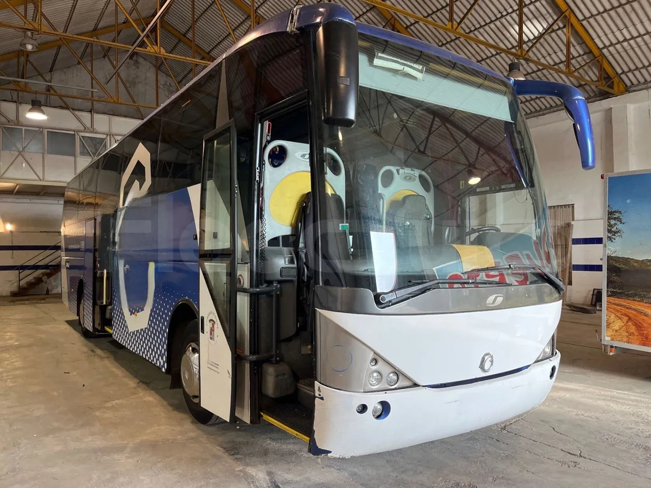 Irisbus Eurorider C-43 -EUR3- 316kW -12m - 3/4 right front doors open