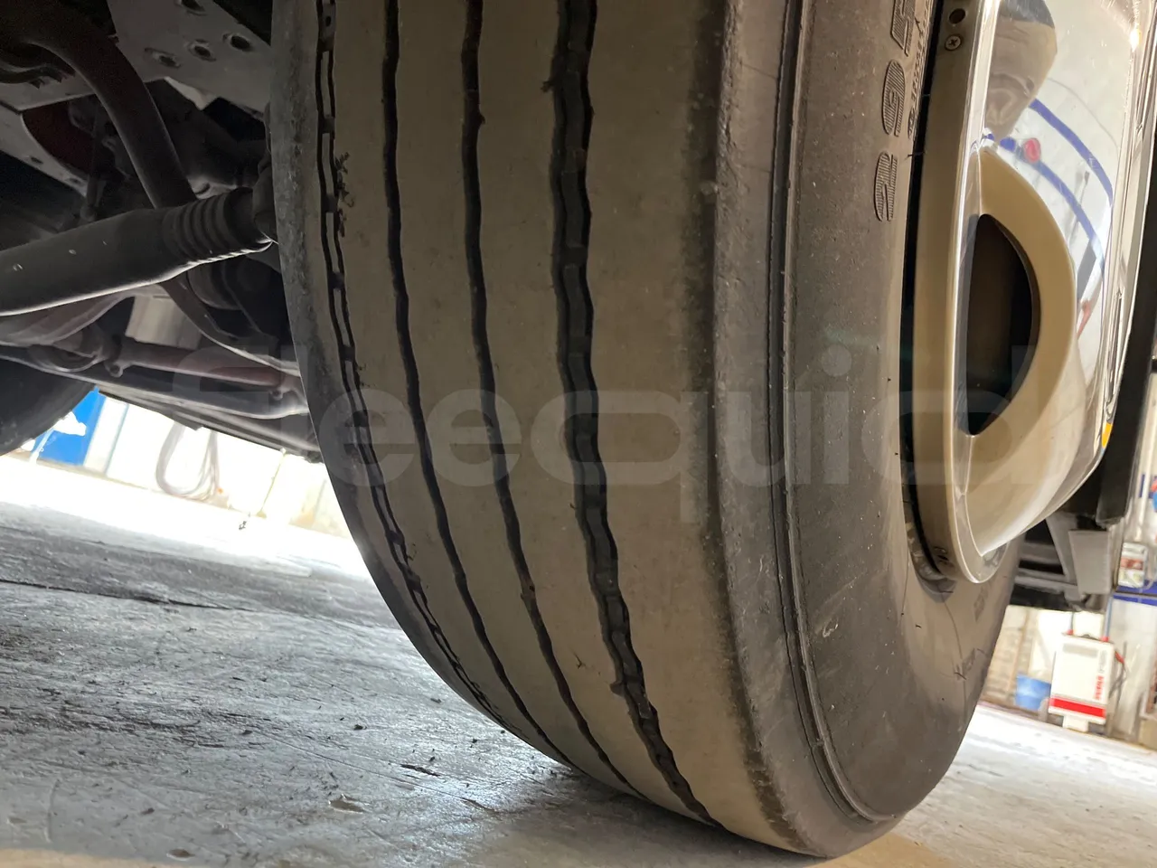 Irisbus Eurorider C-43 -EUR3- 316kW -12m - tread condition front tires right