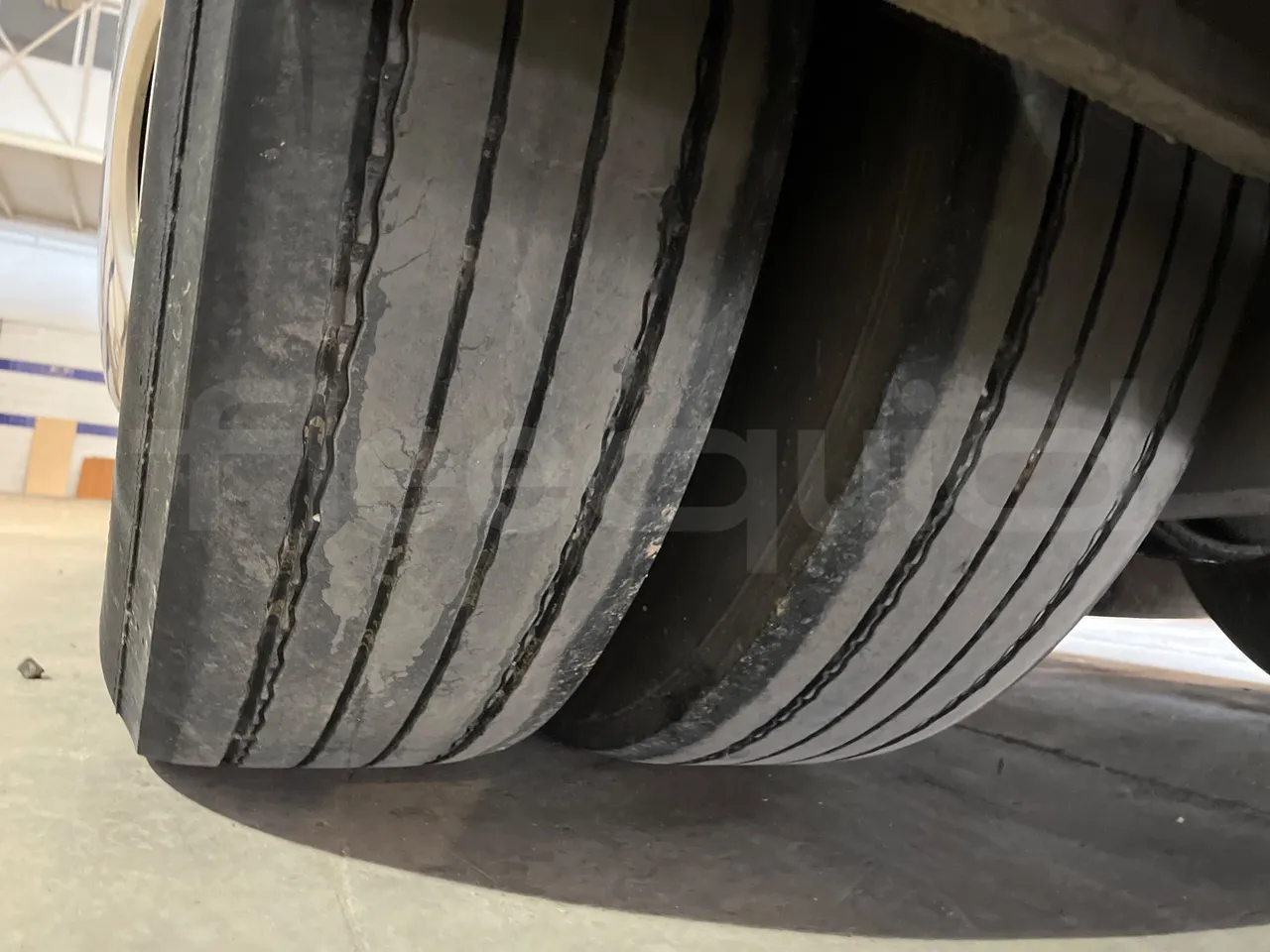 Irisbus Eurorider C-43 -EUR3- 316kW -12m - tread condition second axle tires left