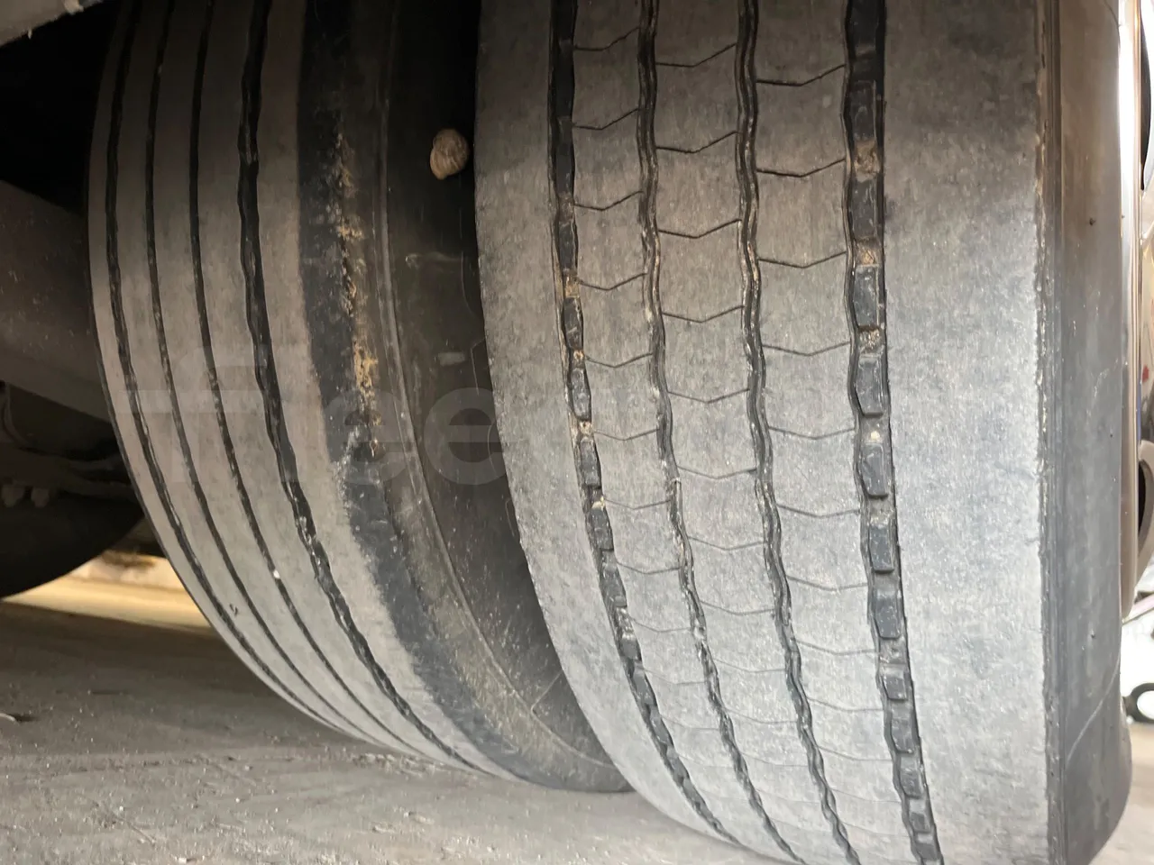 Irisbus Eurorider C-43 -EUR3- 316kW -12m - tread condition second axle tires right