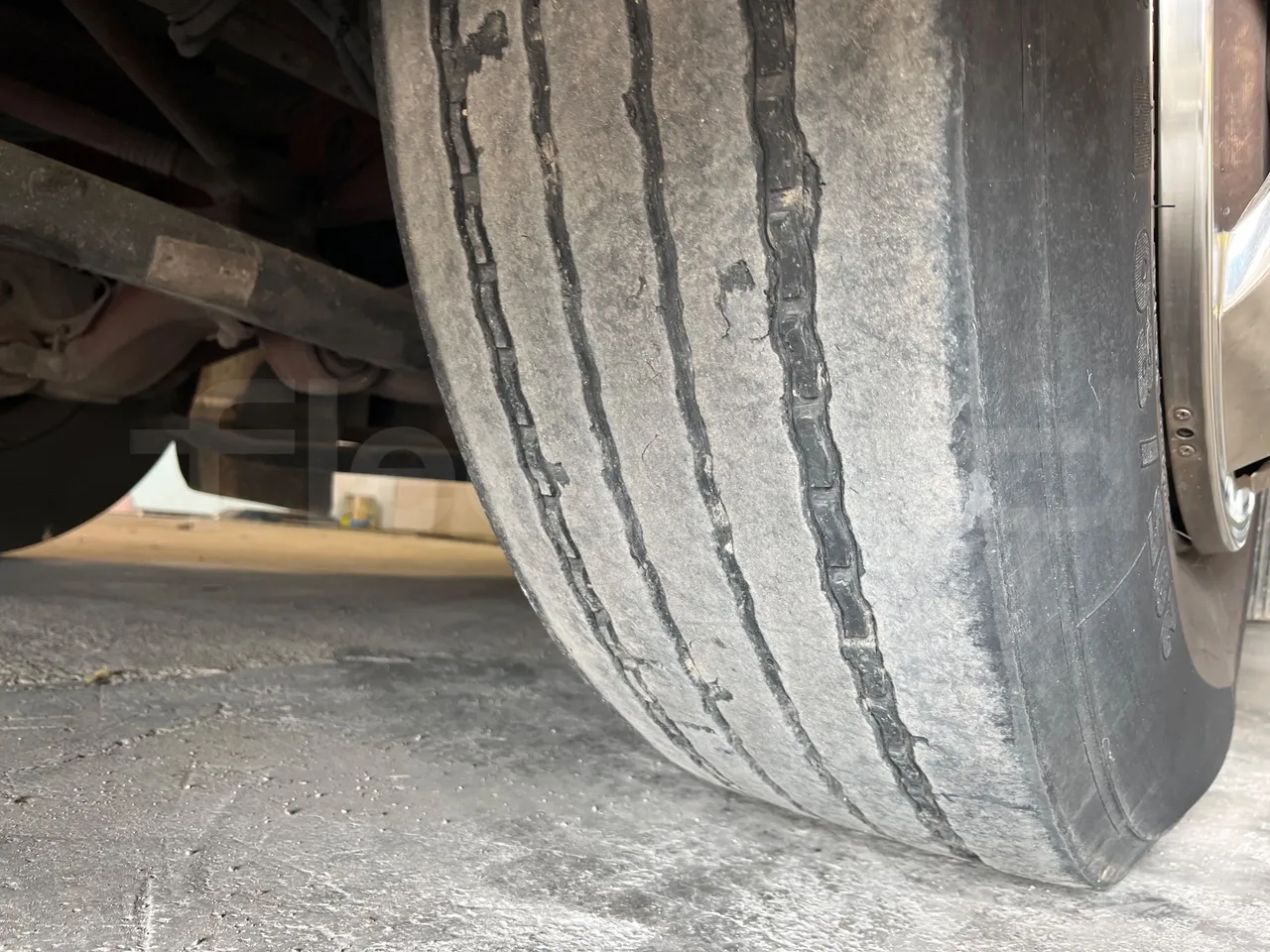 Irisbus Eurorider C-43 -EUR3- 316kW -12m - tread condition third axle tires left