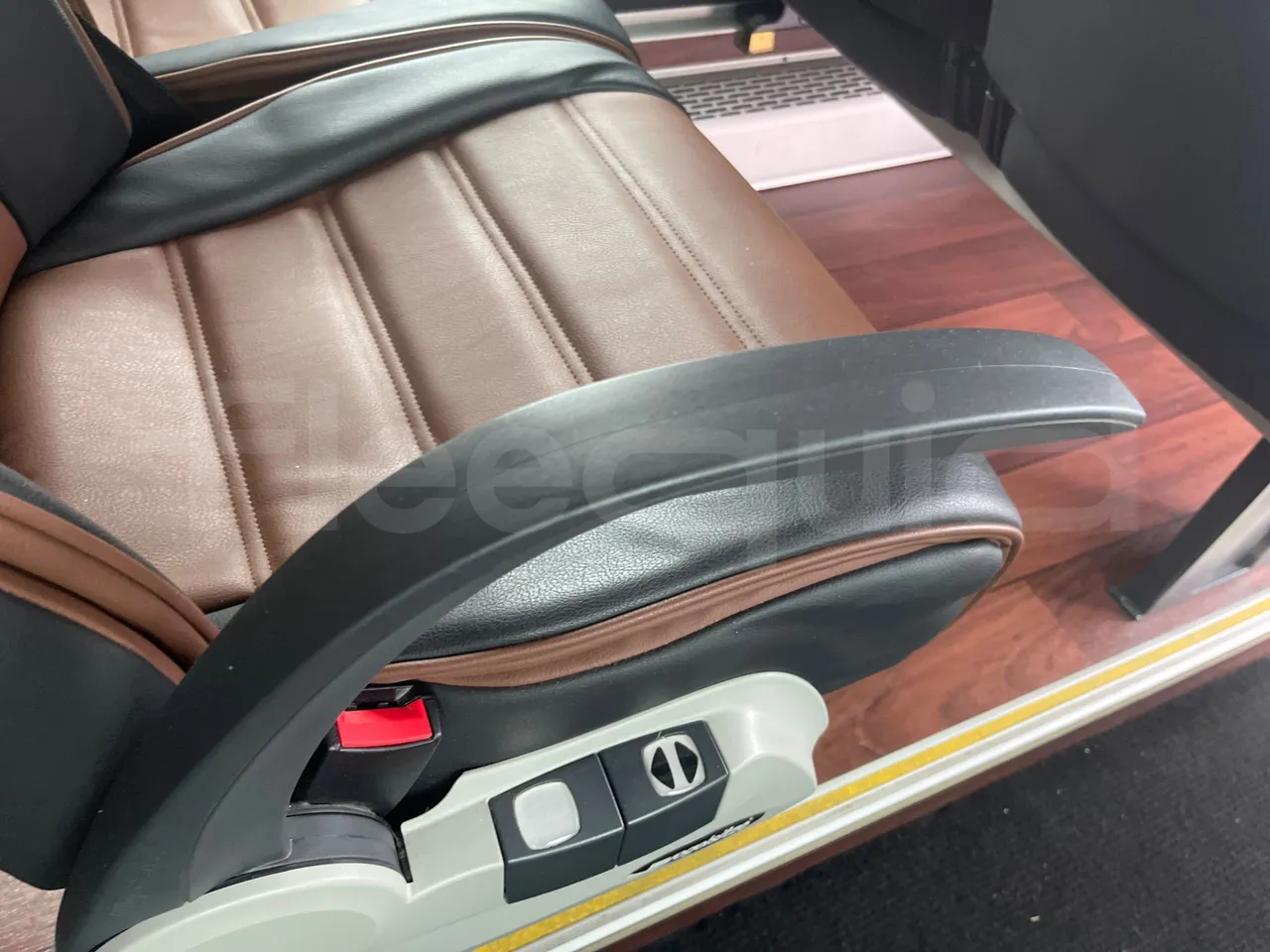 Mercedes-Benz Sprinter 906BB50 - Euro6 -7,36m - 140kw - forward view middle aisle