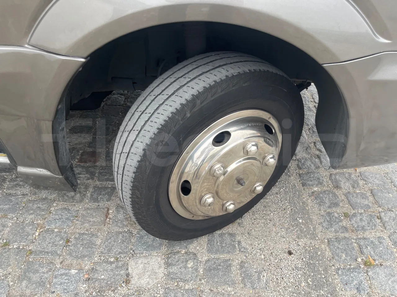 Mercedes-Benz Sprinter 906BB50 - Euro6 -7,36m - 140kw - tread condition front tires left