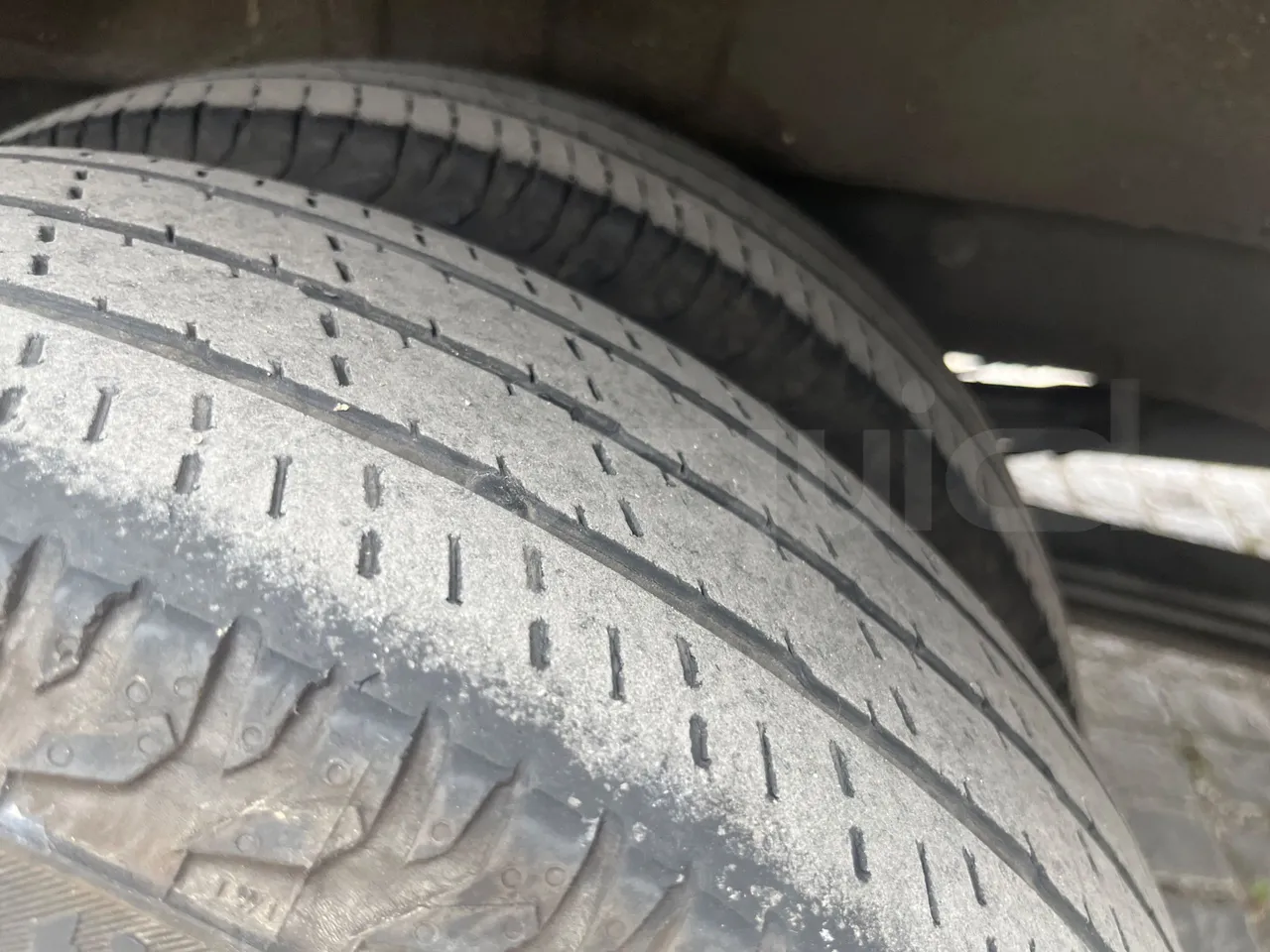 Mercedes-Benz Sprinter 906BB50 - Euro6 -7,36m - 140kw - tread condition front tires right