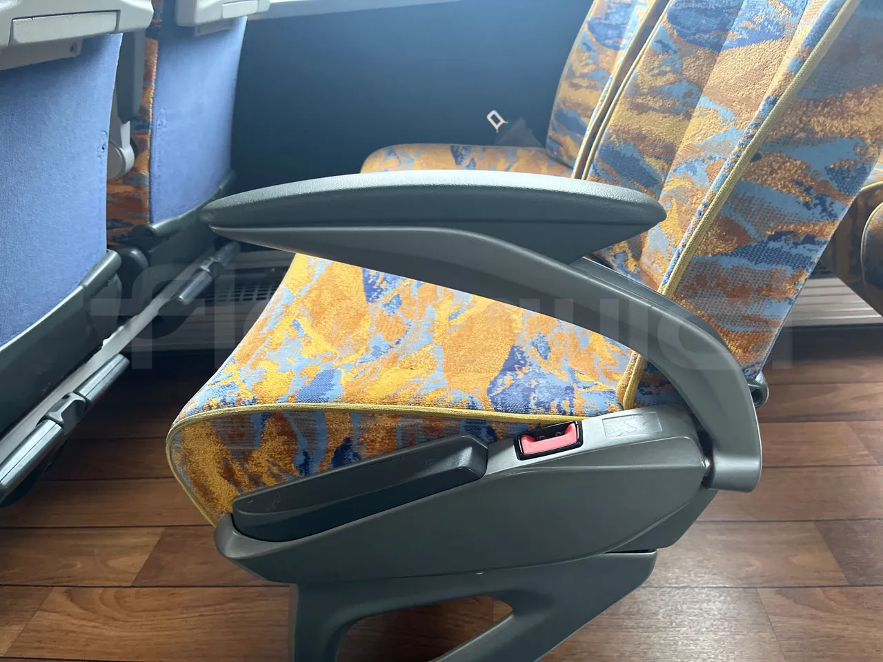 Mercedes-Benz Tourismo RHD-DG3AKAA - Euro6 -315kW -12.140mt - armrest detail photo