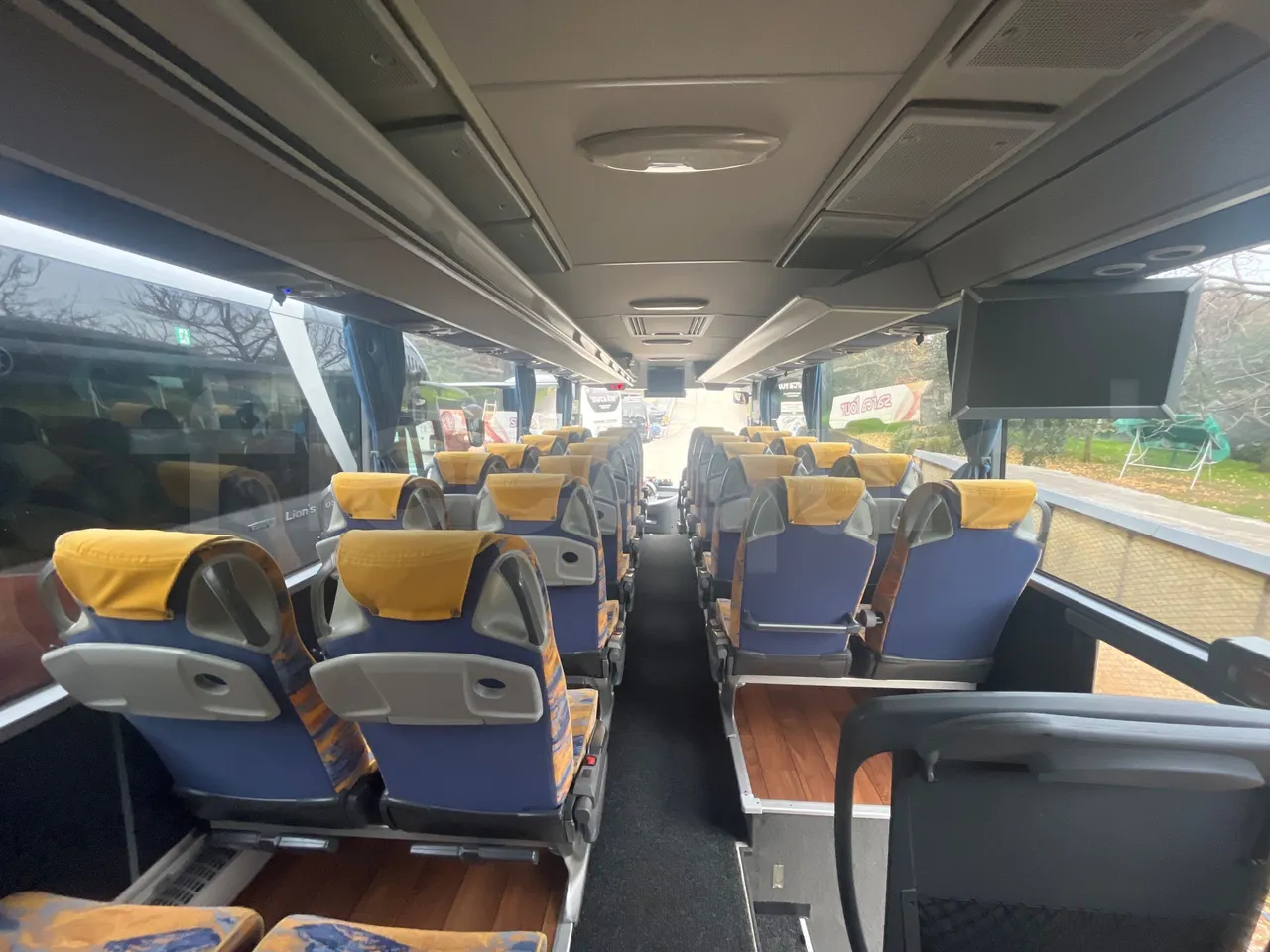 Mercedes-Benz Tourismo RHD-DG3AKAA - Euro6 -315kW -12.140mt - forward view middle aisle