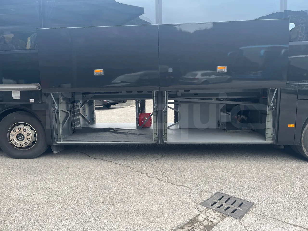 Mercedes-Benz Tourismo RHD-DG3AKAA - Euro6 -315kW -12.140mt - luggage rack photo