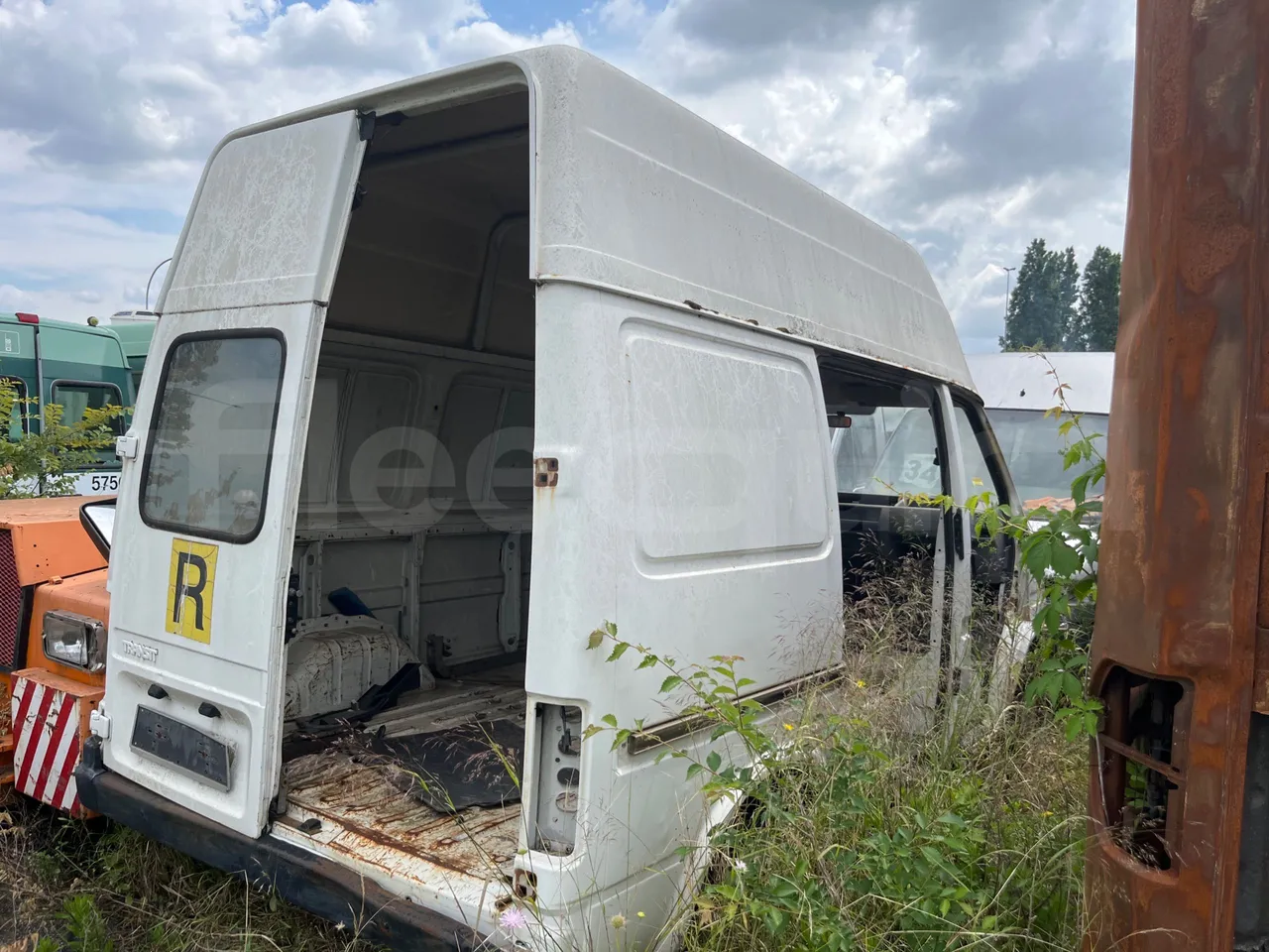 Ford Transit 150S/ Euro 1 - 59 Kw - 4,616 Mt - 3/4 left rear side