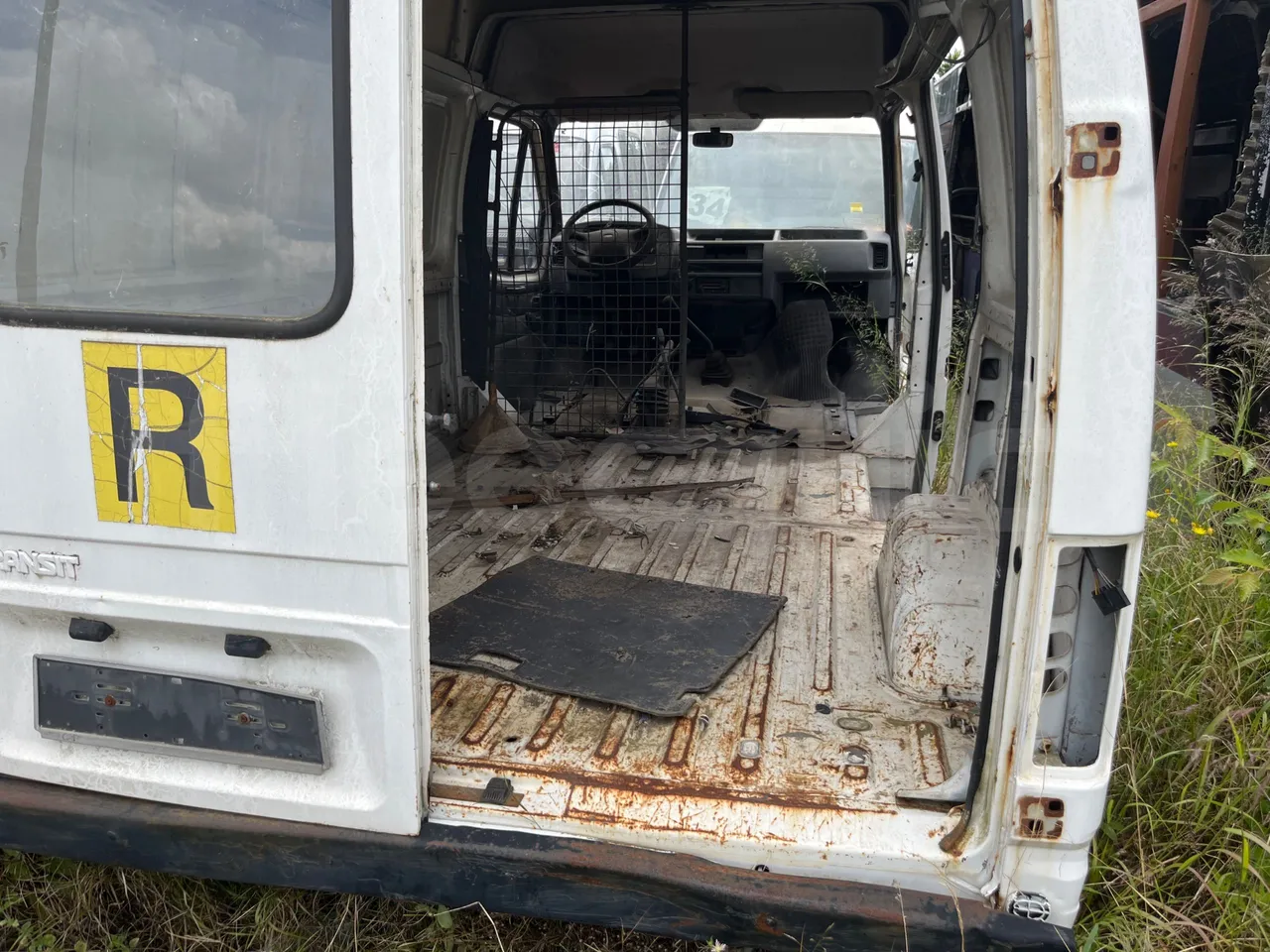 Ford Transit 150S/ Euro 1 - 59 Kw - 4,616 Mt - forward view all seats last row height
